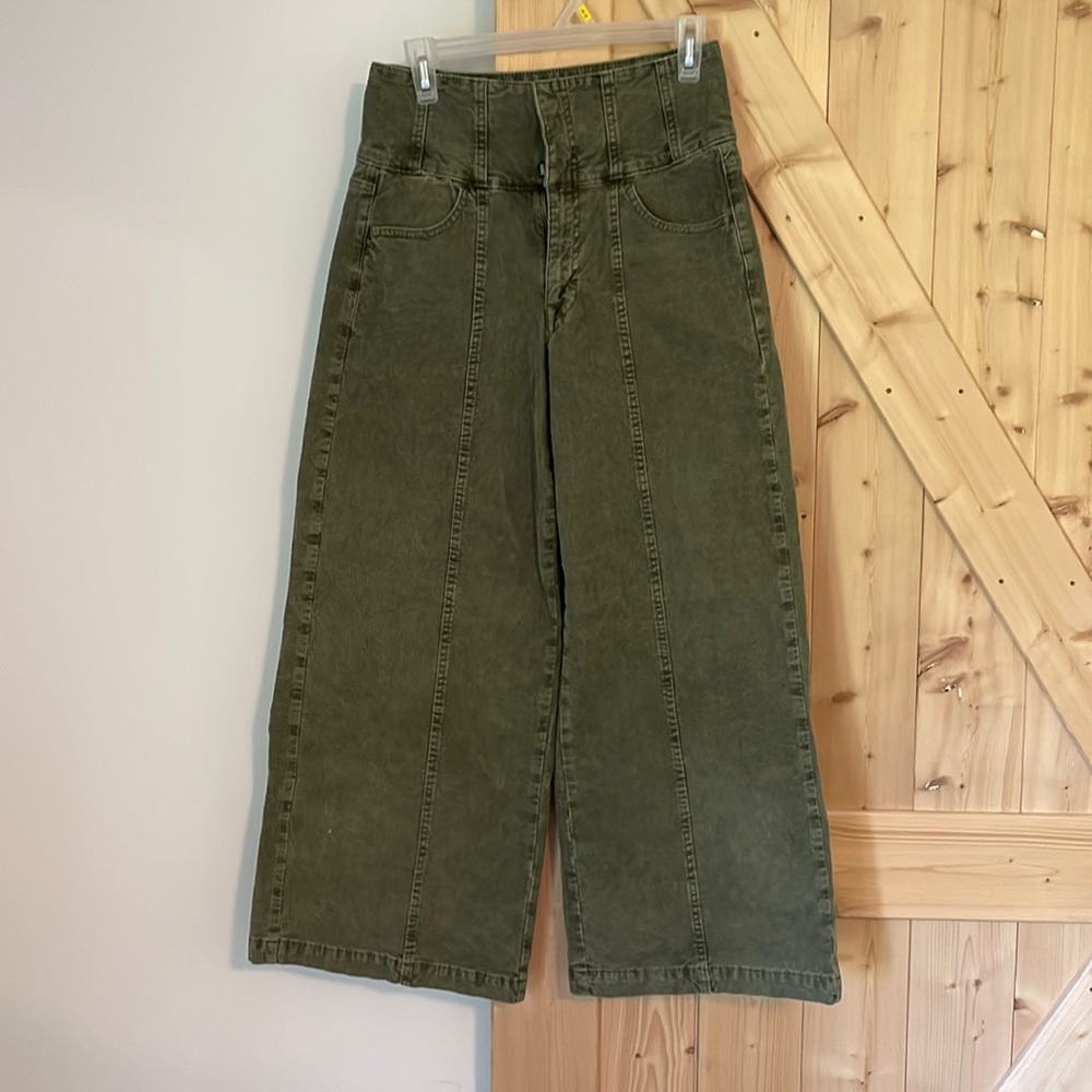 American Eagle Green Corduroy Super Stretch Wide Leg Size 4 Long never worn